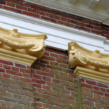 Kerkgebouw met klokkestoel